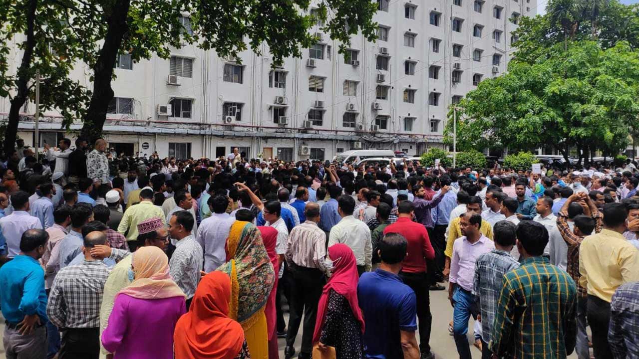 সচিবালয়ে আজও বিক্ষোভ করলেন কর্মচারীরা