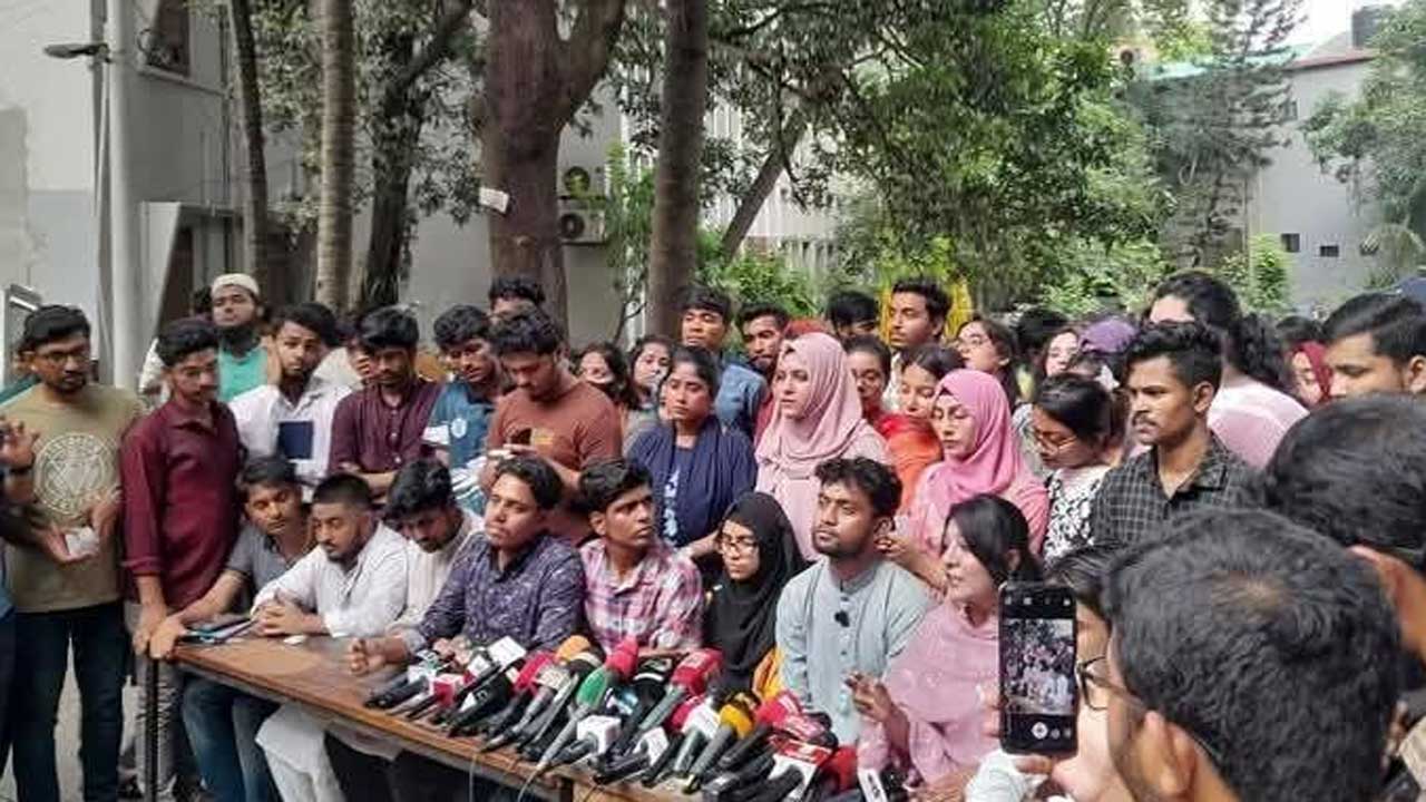 অন্তর্বর্তী প্রশাসন ঘোষণার আল্টিমেটাম ৭ কলেজ শিক্ষার্থীদের