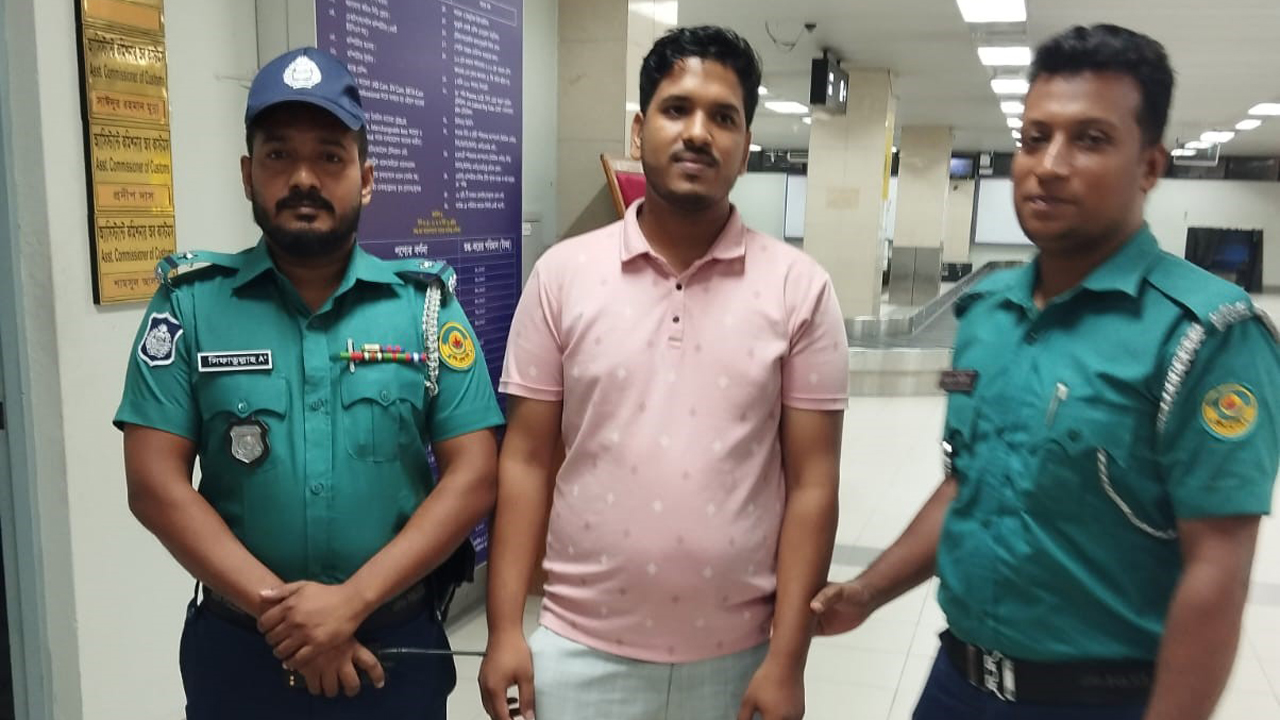শাহ আমানতে বৈদেশিক মুদ্রাসহ দুবাইগামী যাত্রী আটক