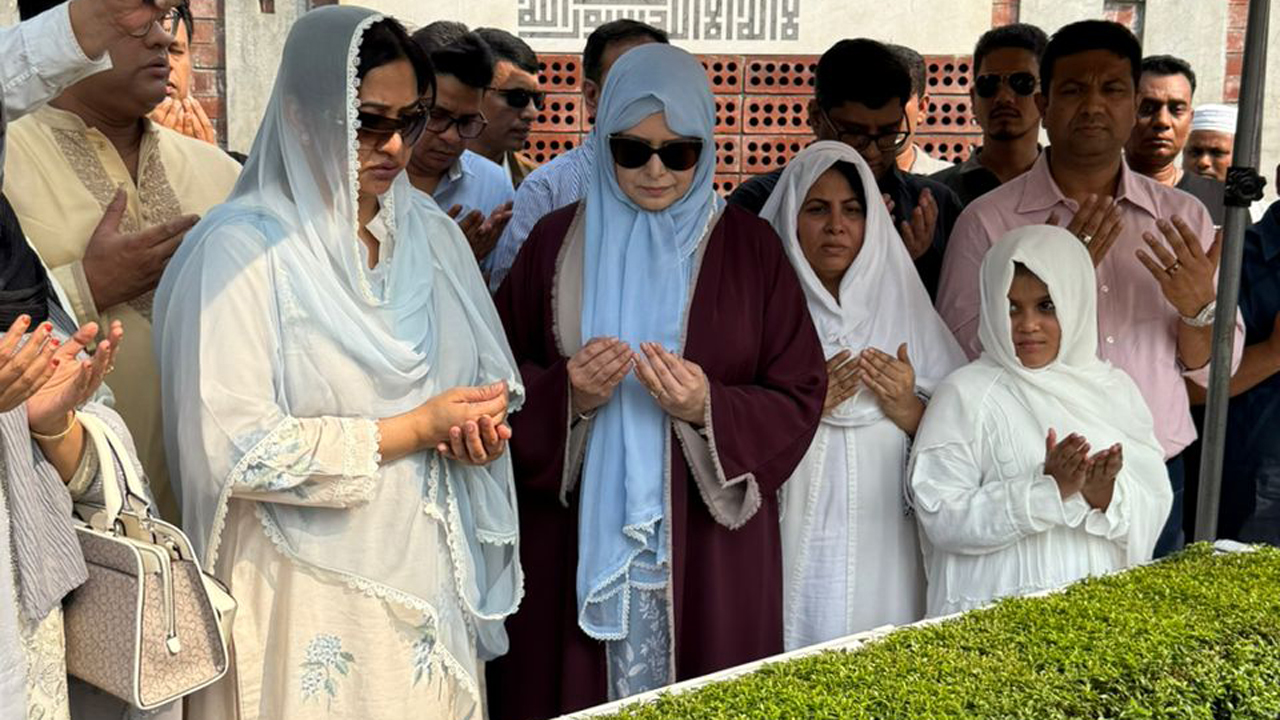 কোকোর কবর জিয়ারত করলেন ডা. জোবাইদা ও শামীলা