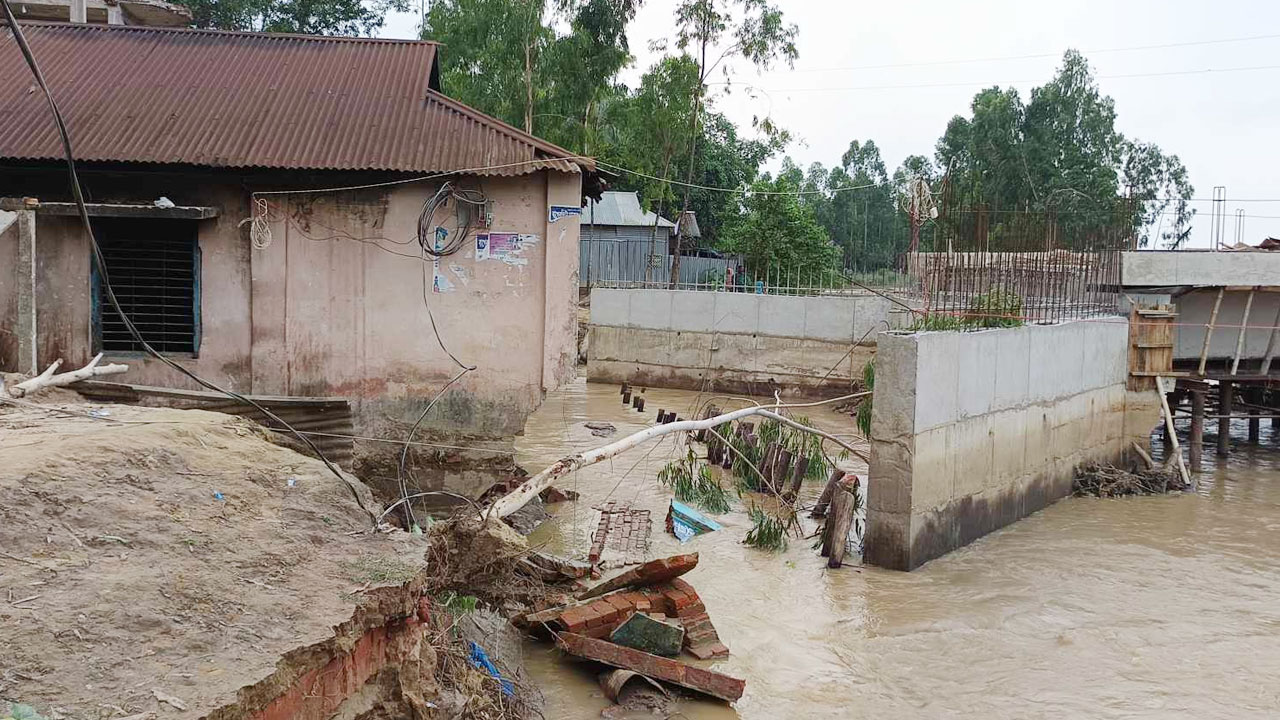 শেরপুরে সোমেশ্বরী নদীর বাঁধ ভেঙে কয়েকটি গ্রাম প্লাবিত