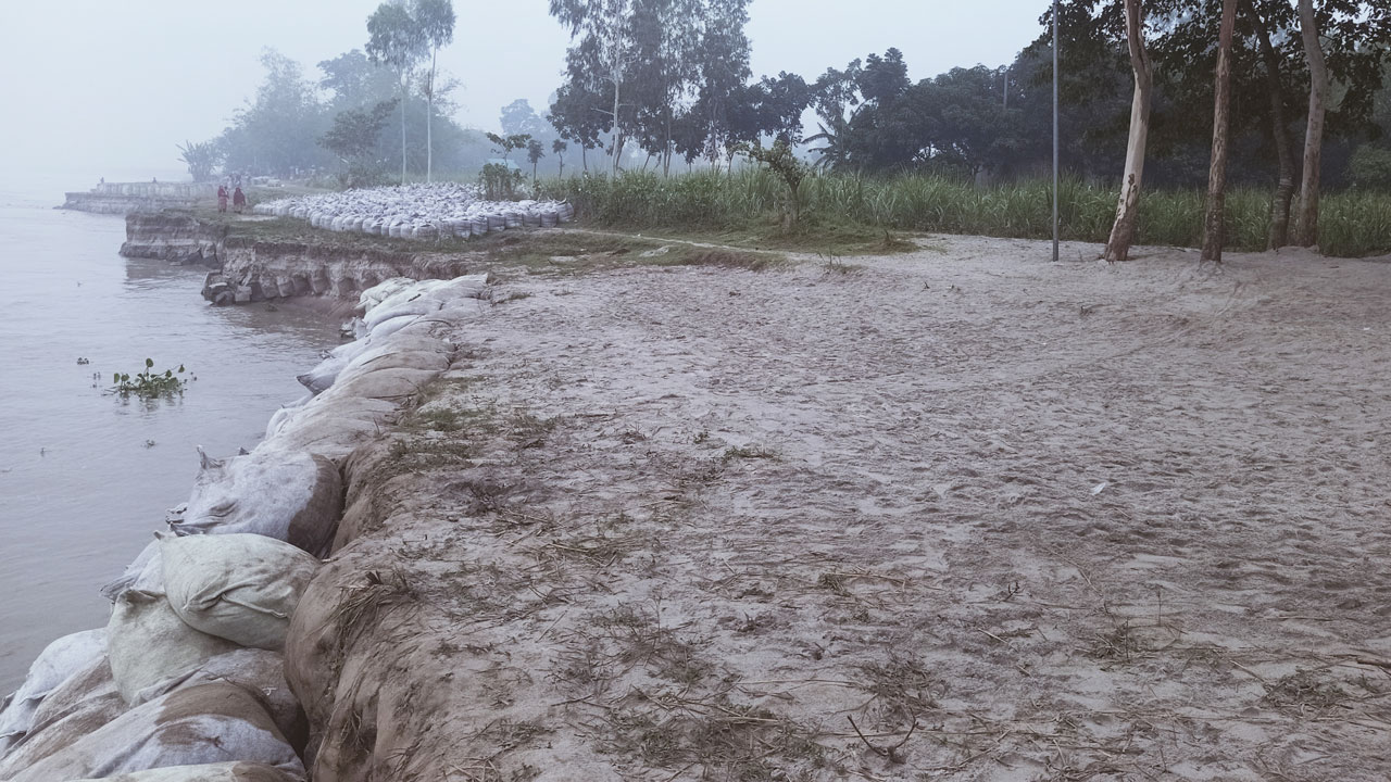 সিরাজগঞ্জে ভাঙন আতঙ্কে দিন কাটছে যমুনা পাড়ের মানুষের