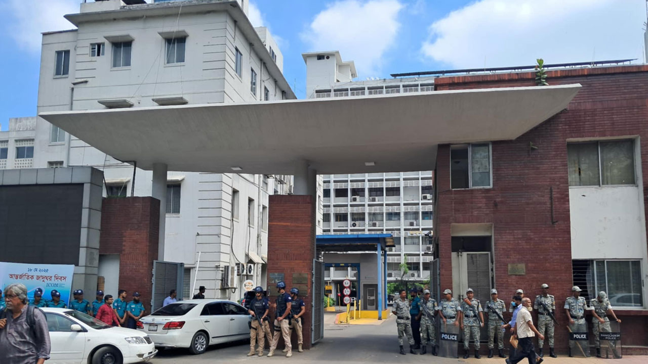 নোটিশ ছাড়াই ৪ ঘণ্টা সচিবালয়ে প্রবেশ করতে পারেননি সাংবাদিকরা