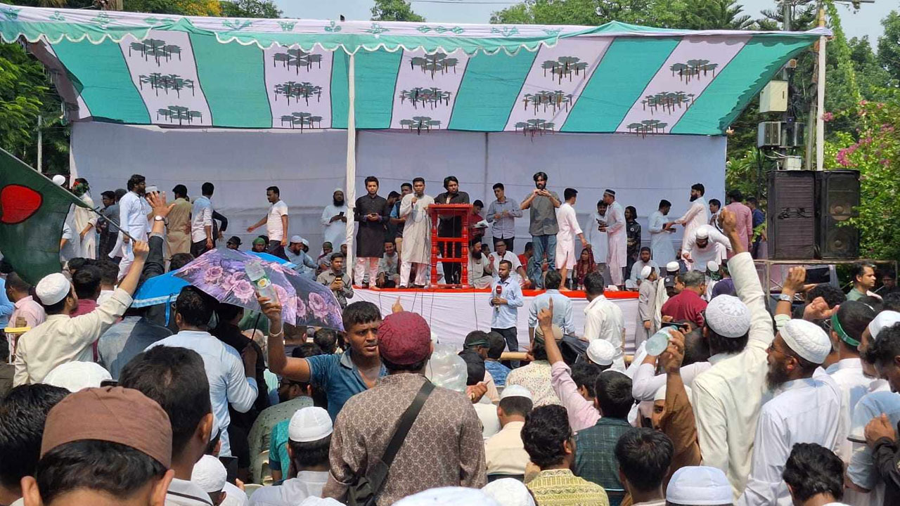 আ. লীগ নিষিদ্ধের দাবিতে সমাবেশে জনতার ঢল, এখনও চলছে বিক্ষোভ