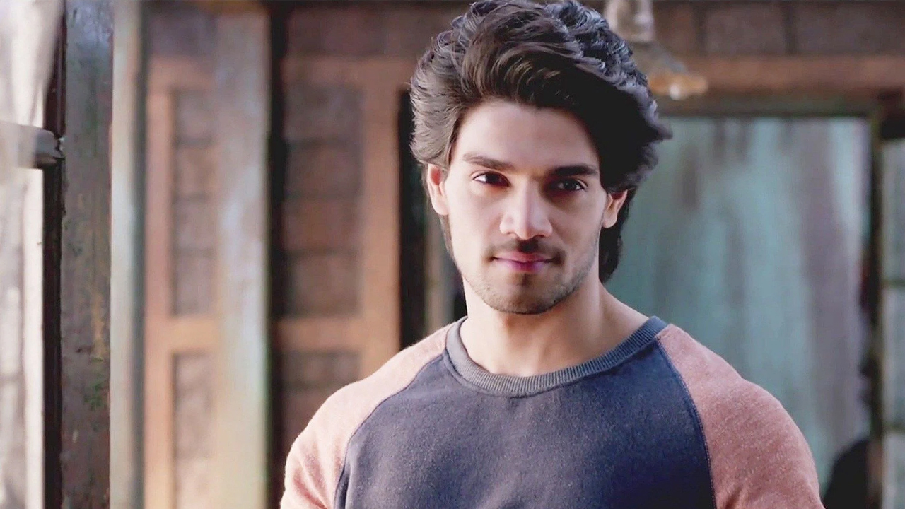 ‘অতীতের কথা ভেবে এখন হাসি পায়’