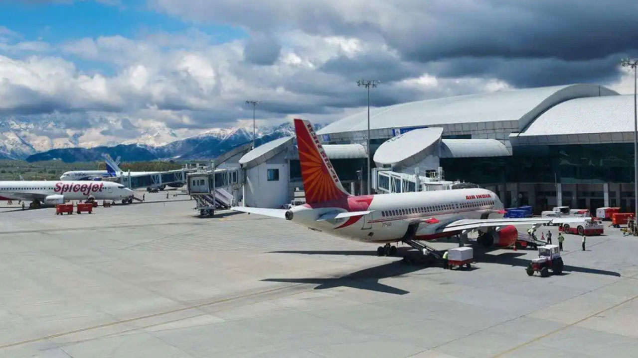 কাশ্মির ও উত্তর ভারতে বেশ কিছু বিমানবন্দর বন্ধ, আতঙ্কে যাত্রীরা