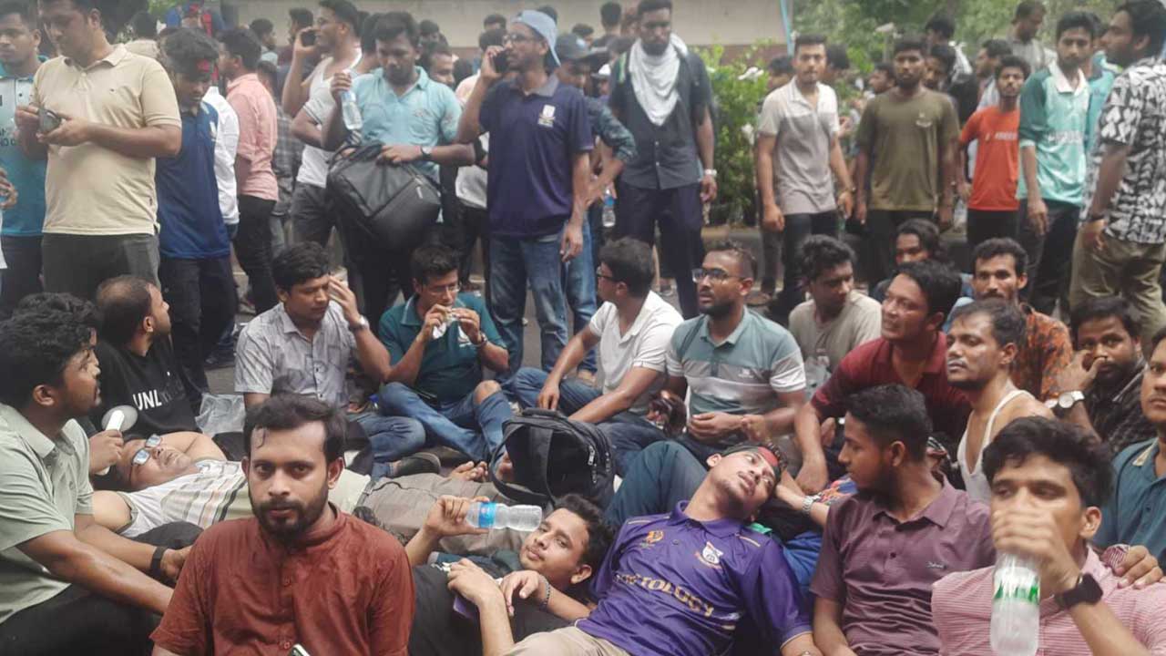 কাকরাইল মসজিদ মোড়ে আবারো জড়ো হচ্ছেন জবি শিক্ষার্থীরা