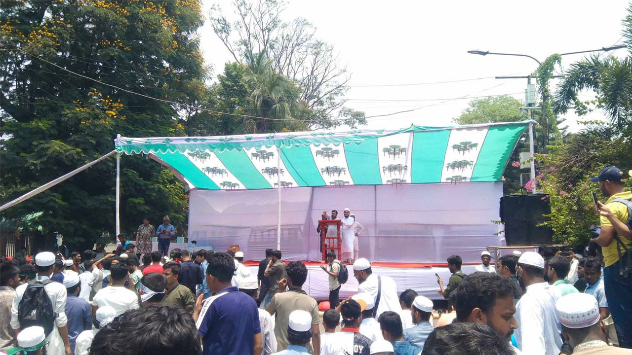 মঞ্চের সামনে অবস্থান নিয়েছেন আন্দোলনকারীরা