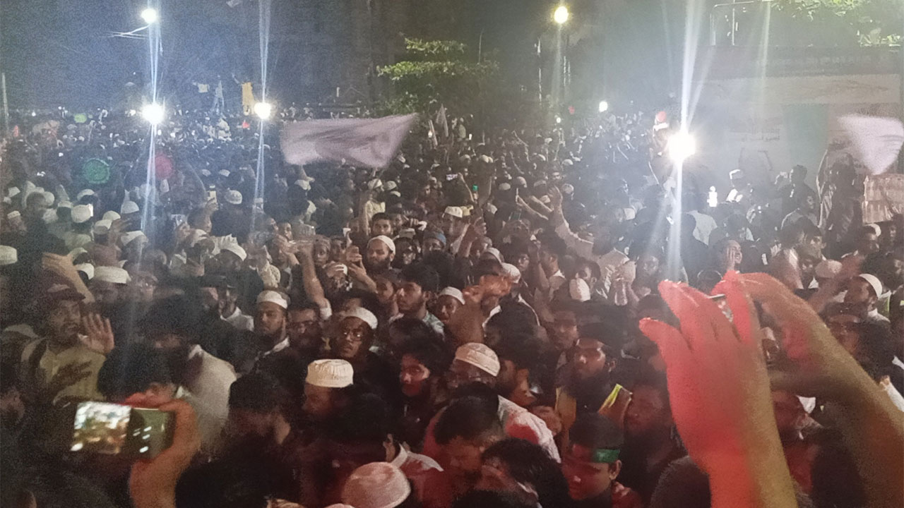 আ. লীগের কার্যক্রম নিষিদ্ধ ঘোষণায় শাহবাগে ছাত্র-জনতার উল্লাস