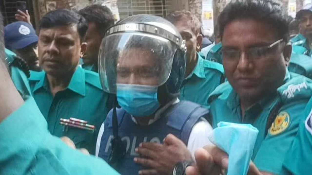 দুই তলা থেকে লিফটে নামতে পুলিশকে জোরাজুরি তাপসের