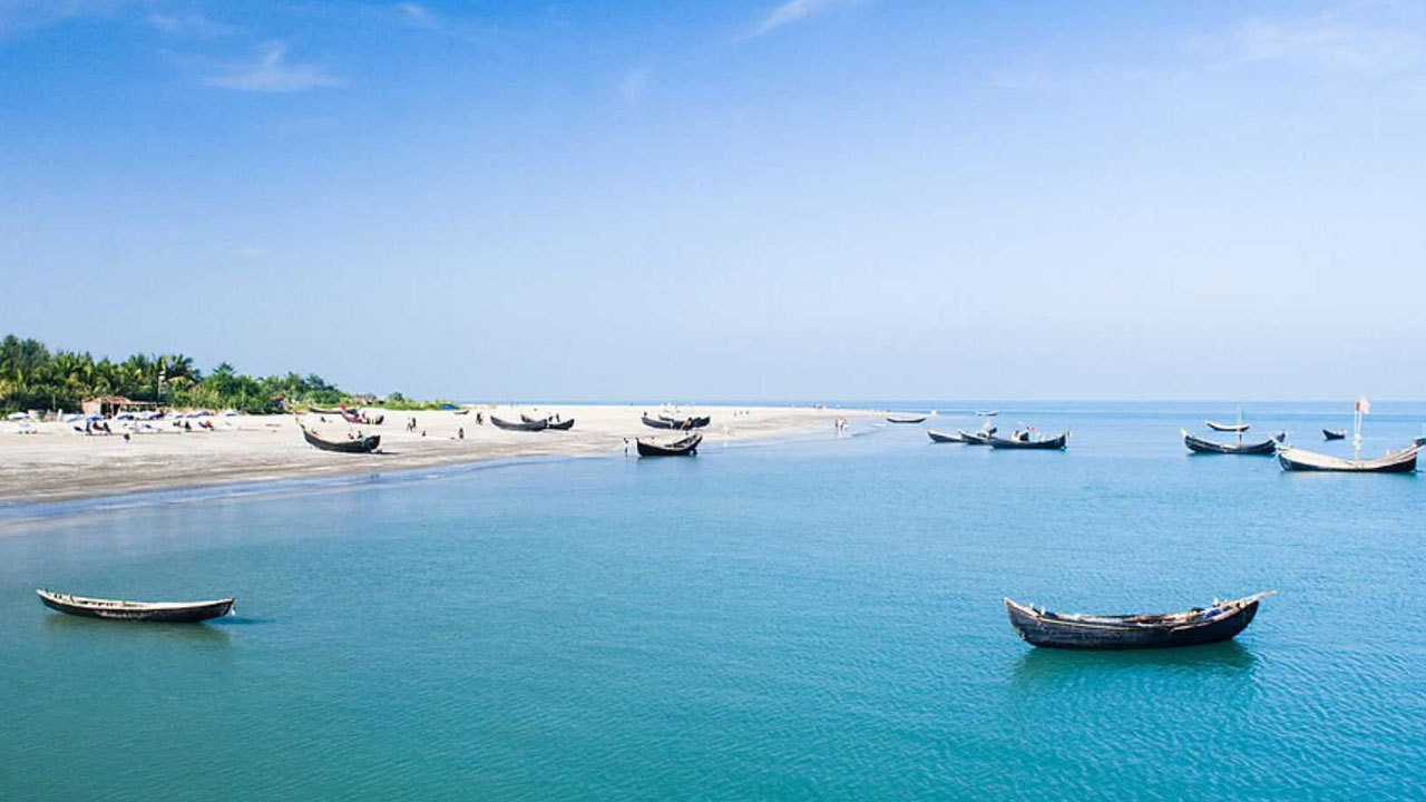 টেকনাফ-সেন্ট মার্টিন রুটে নৌযান চলাচল বন্ধ