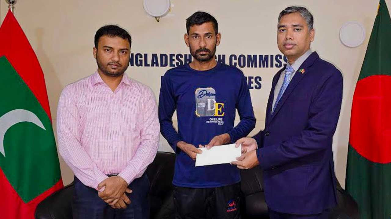 গুরুতর অসুস্থ প্রবাসীকে মালদ্বীপ দূতাবাসের বিমান টিকিট হস্তান্তর