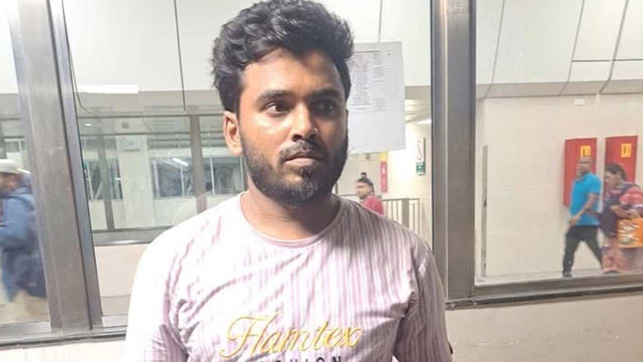 মেট্রো স্টেশনে জাল নোট দিয়ে টিকিট কেনার চেষ্টা, যুবক গ্রেপ্তার