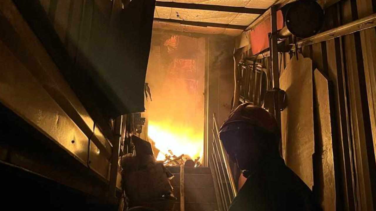 পল্টনে সাব্বির টাওয়ারের টপ ফ্লোরে আগুন, নিয়ন্ত্রণে ৭ ইউনিট