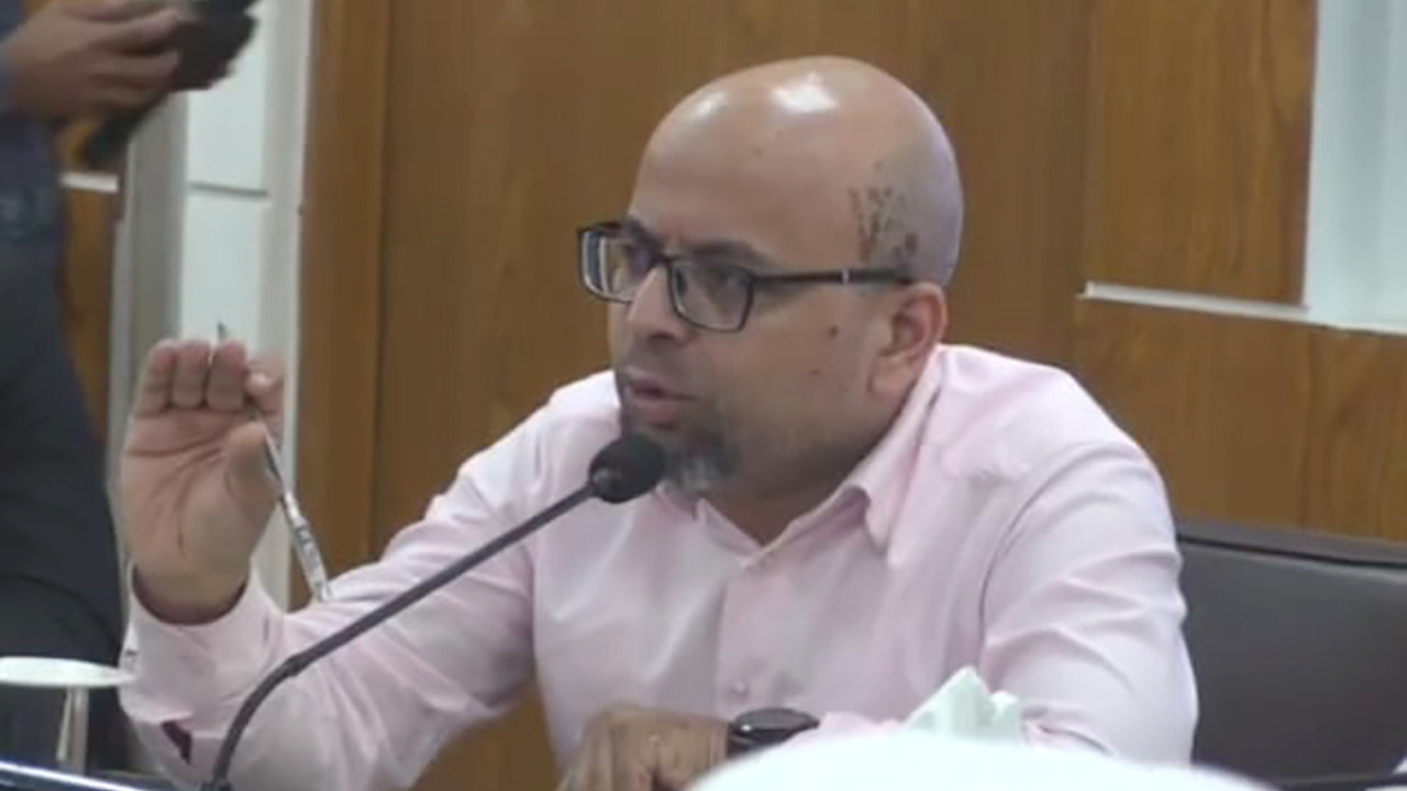 সরকারি কর্মকর্তাদের মেরুদণ্ড শক্ত করে কাজ করার আহ্বান