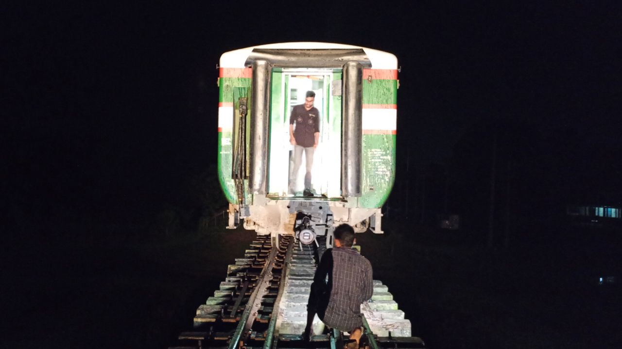 রেল ব্রিজে ১৩ বগি রেখে চলে যাওয়া ‘মোহনগঞ্জ এক্সপ্রেস’ উদ্ধার