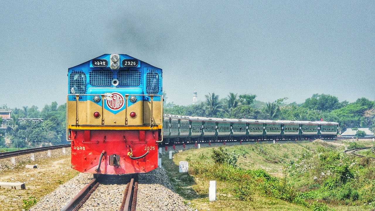 ট্রেনে ঈদযাত্রার প্রথম দিনে ঢাকায় শাস্তি পেলেন বিনা টিকিটের ৩৭ জন