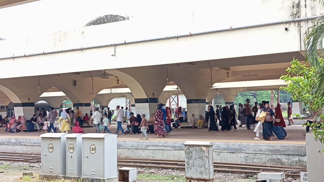 খুশির ঈদযাত্রা : ট্রেন ছাড়ছে সময়মতো, উচ্ছ্বসিত ঘরমুখো মানুষ