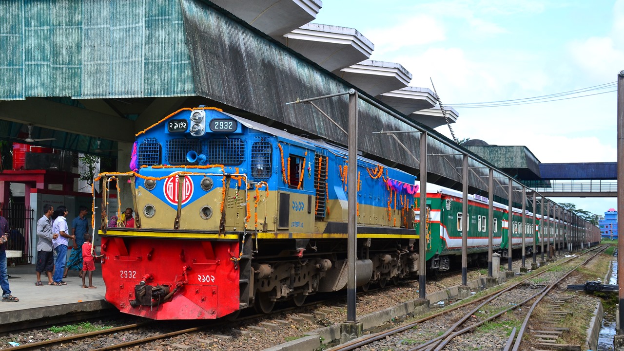 ইঞ্জিনে নেই টয়লেট, প্রকৃতির ডাকে সাড়া দিয়ে ‘বিপদে’ পারাবতের চালক