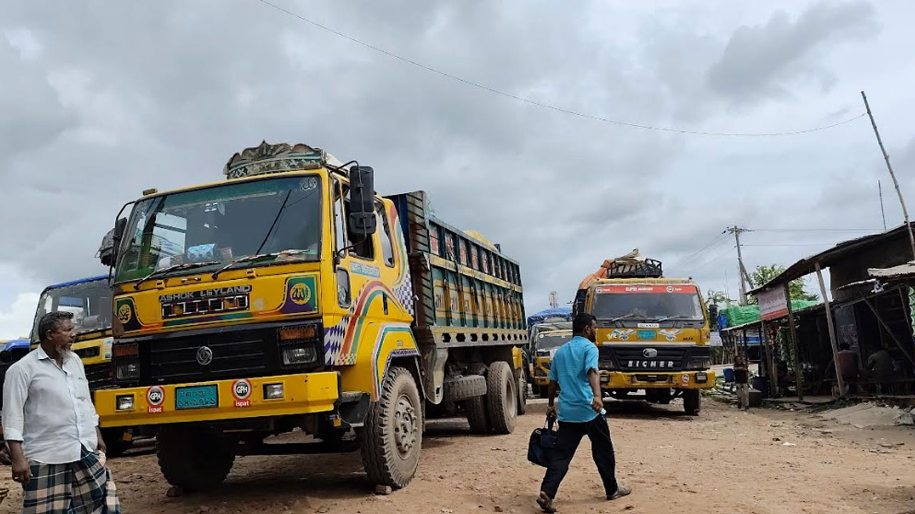 ঘাটে আটকা পড়েছে অর্ধশতাধিক পণ্যবাহী ট্রাক