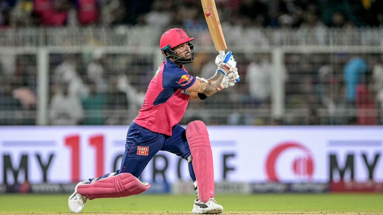 ৬ বলে ৬ ছক্কা হাঁকিয়ে আইপিএলে রেকর্ড গড়লেন পরাগ