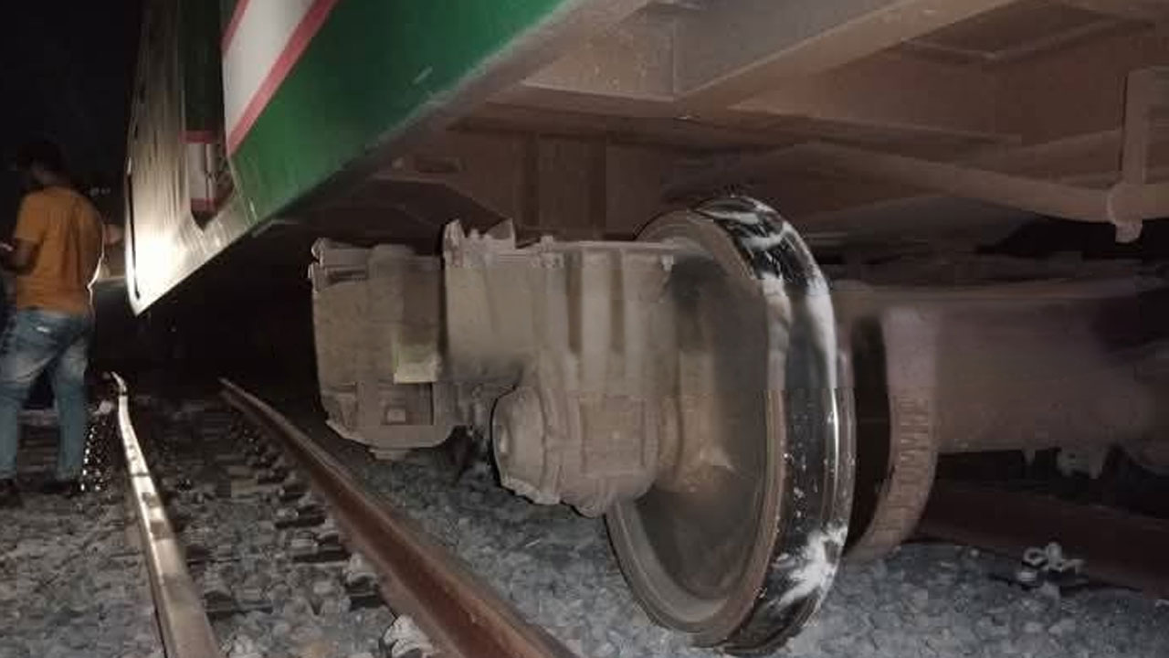 ঢাকা থেকে খুলনাগামী জাহানাবাদ এক্সপ্রেসের দুই বগি লাইনচ্যুত