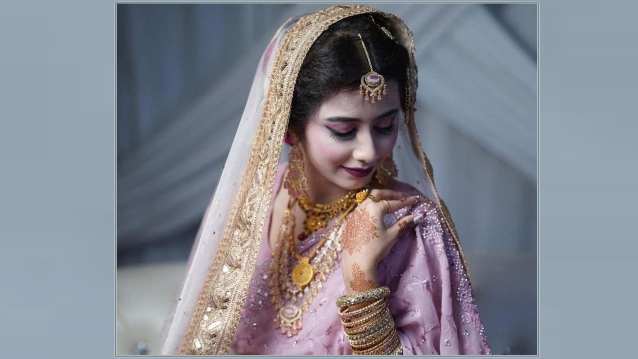 আফতাবনগরে অটোরিকশার চাকায় ওড়না পেঁচিয়ে তরুণীর মৃত্যু