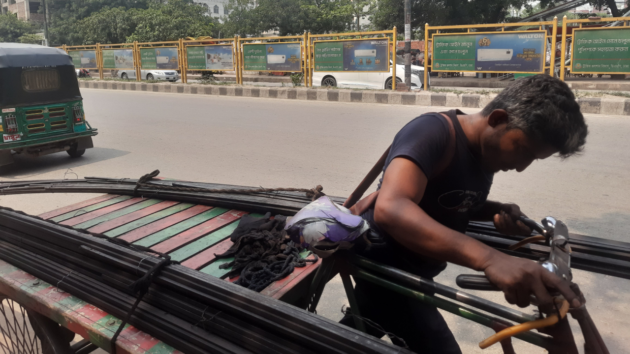‘বসে থাকলে খাওয়াবে কে, কাজই তো আমাদের দিবস’ 