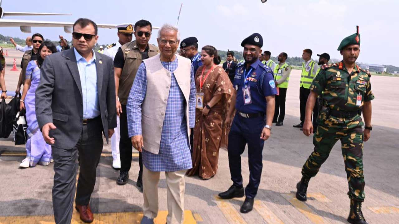 চট্টগ্রাম পৌঁছেছেন প্রধান উপদেষ্টা