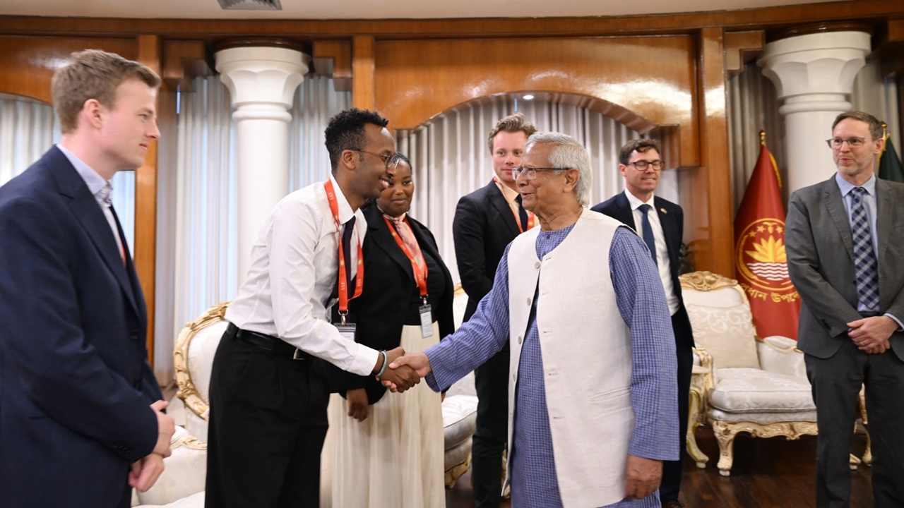 তরুণদের রাজনীতিতে আরও বেশি অংশগ্রহণের আহ্বান প্রধান উপদেষ্টার