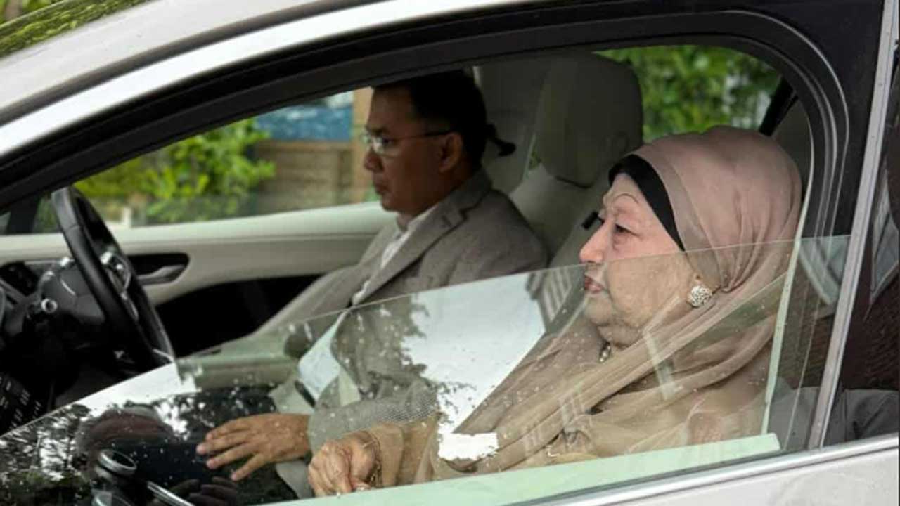 হিথ্রো বিমানবন্দরের পথে খালেদা জিয়া