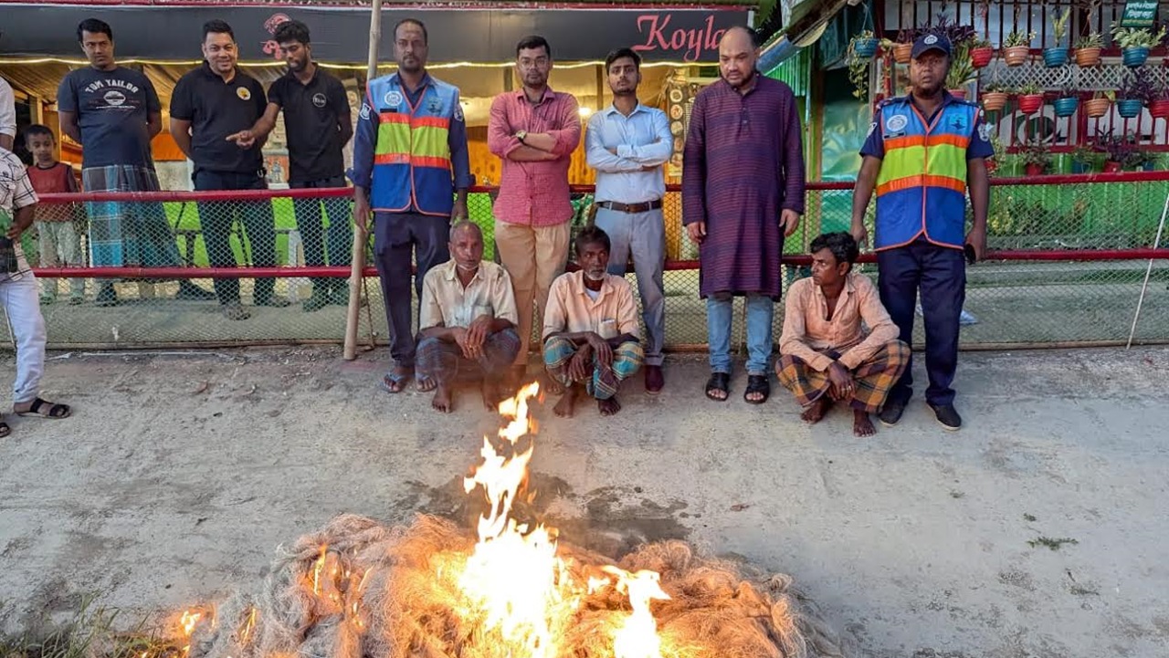 হালদা নদীতে অভিযান : তিনজনকে জরিমানা, ৭ হাজার মিটার জালে আগুন