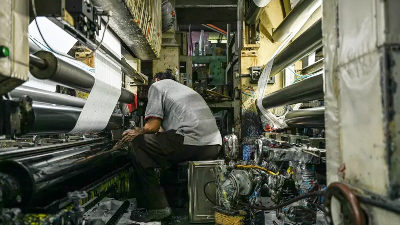 নিয়োগে প্রতারণা-কর্মস্থলে নির্যাতন : শোষণের ফাঁদে মালয়েশিয়া প্রবাসীরা