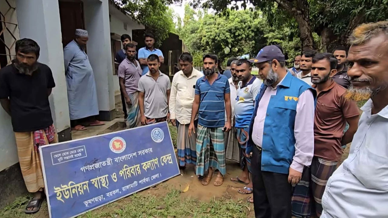 বাইরে রোগী, সরকারি স্বাস্থ্য কেন্দ্রে তালা ঝুলছে!