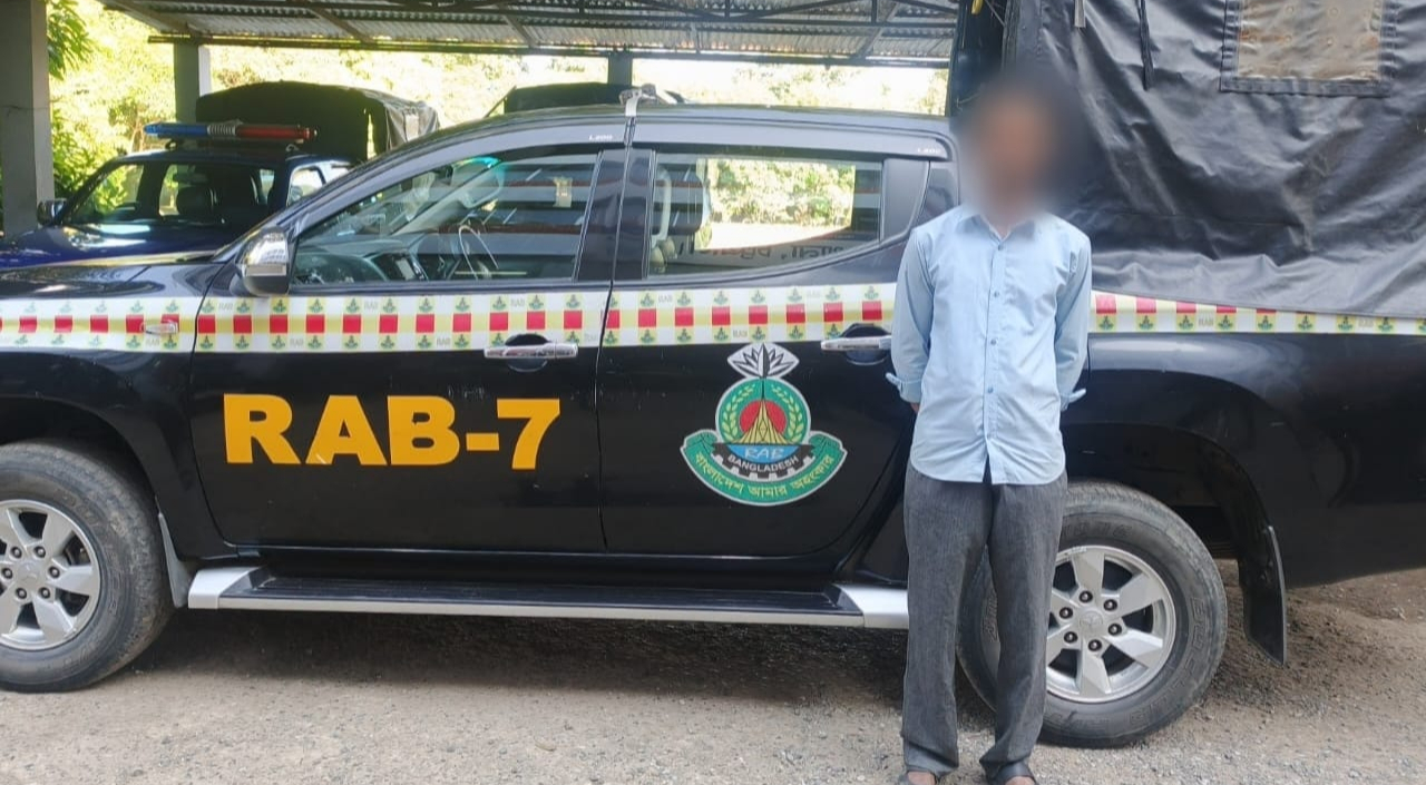 চট্টগ্রামে ডাকাতি ও খুনের মামলায় পলাতক আসামি গ্রেপ্তার