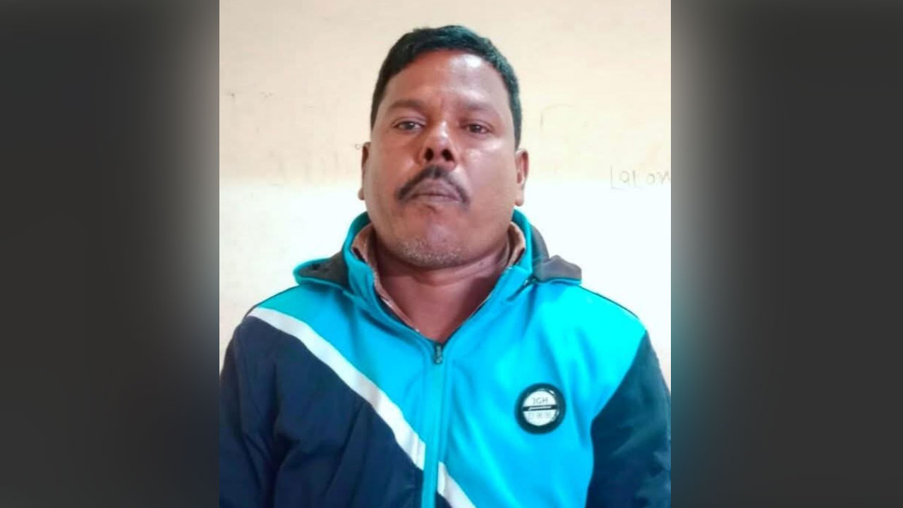 অফিসে আটকে রেখে টাকা আদায়ের চেষ্টা, দাদন ব্যবসায়ী আটক