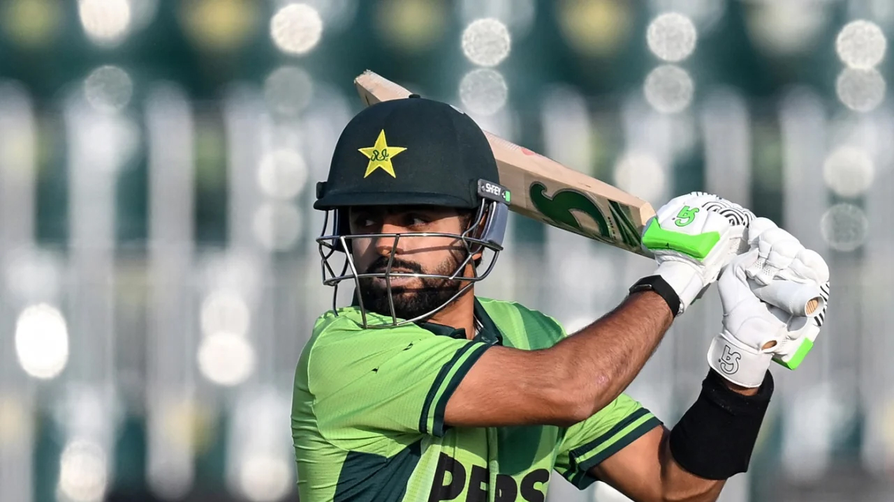 ৮০০ দিন ও ৮৩ ইনিংসের সেঞ্চুরি খরায় কোহলির পাশে বাবর