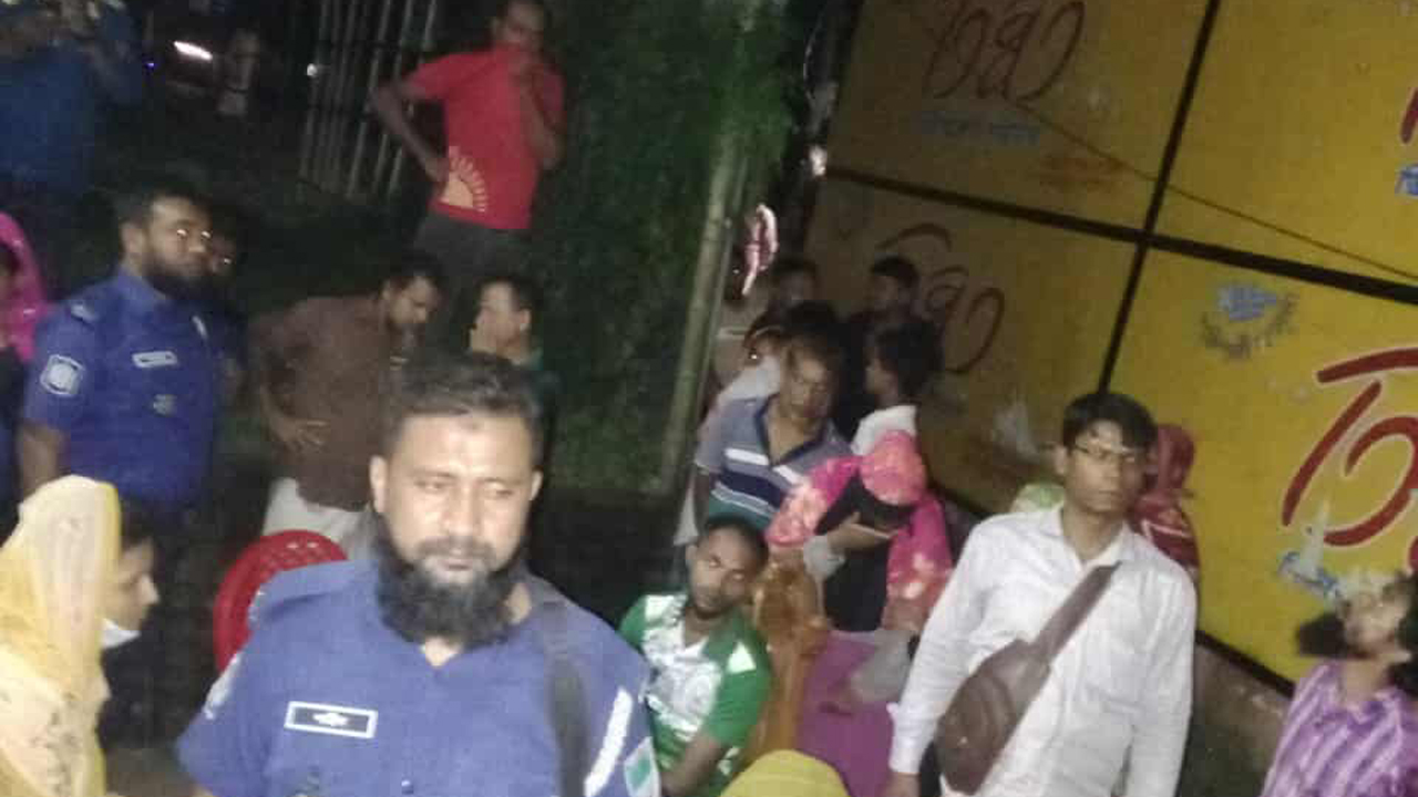 বাগেরহাটে ঘর থেকে গৃহবধূর অর্ধগলিত লাশ উদ্ধার, স্বামী পলাতক