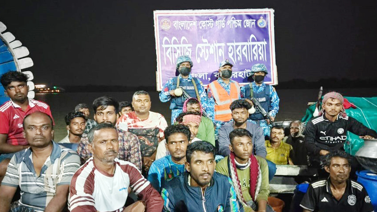 ইঞ্জিন বিকল হয়ে নদীতে ভাসমান ৪২ পূণ্যার্থীকে উদ্ধার