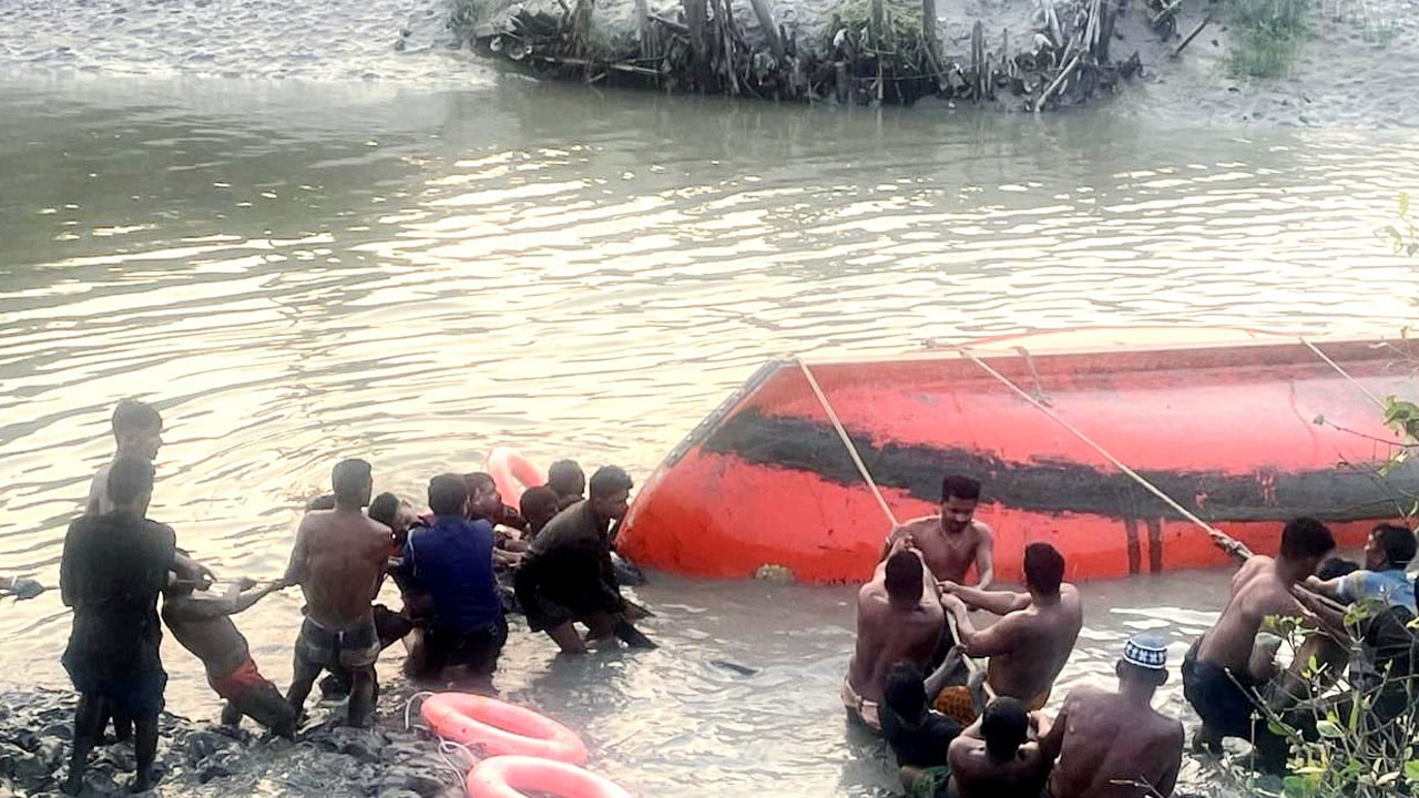 রামপালে  ৫২ যাত্রী নিয়ে নদীতে উল্টে গেল নৌকা