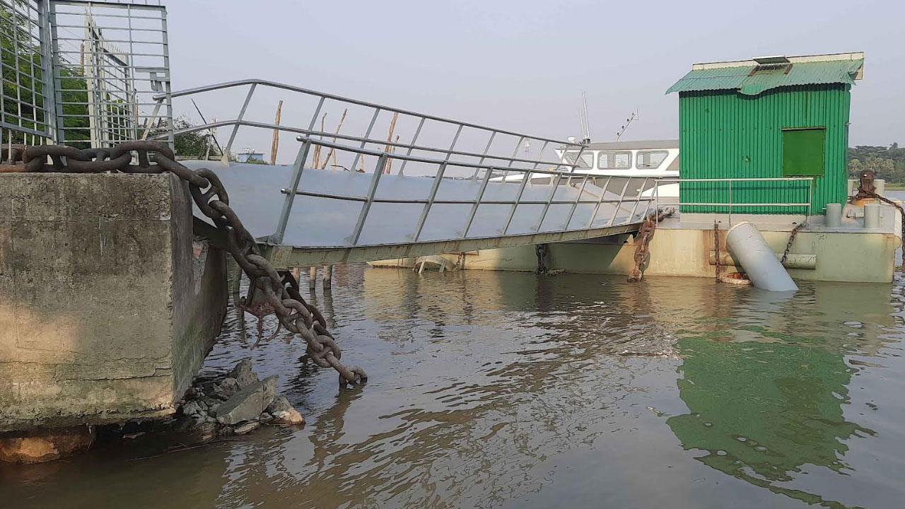 বাগেরহাটে জাহাজের ধাক্কায় ক্ষতিগ্রস্ত পন্টুন-স্পিডবোট