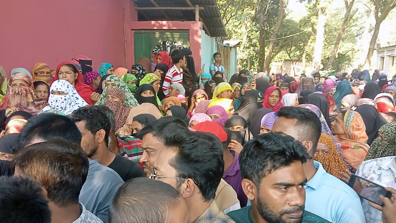 মায়ের ঝুলন্ত মরদেহের পাশে পড়ে ছিল দুই সন্তানের গলাকাটা মরদেহ
