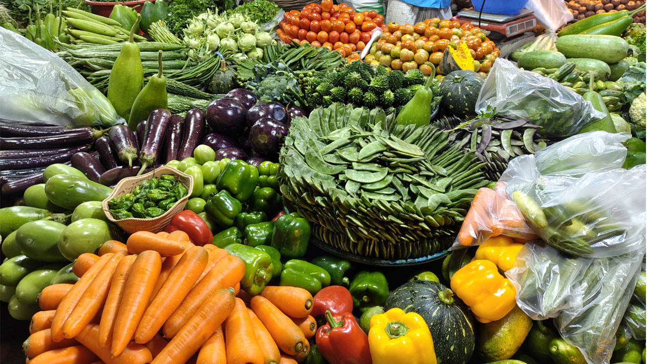 বাজারে শীতের সবজি উঠলেও কমছে না দাম