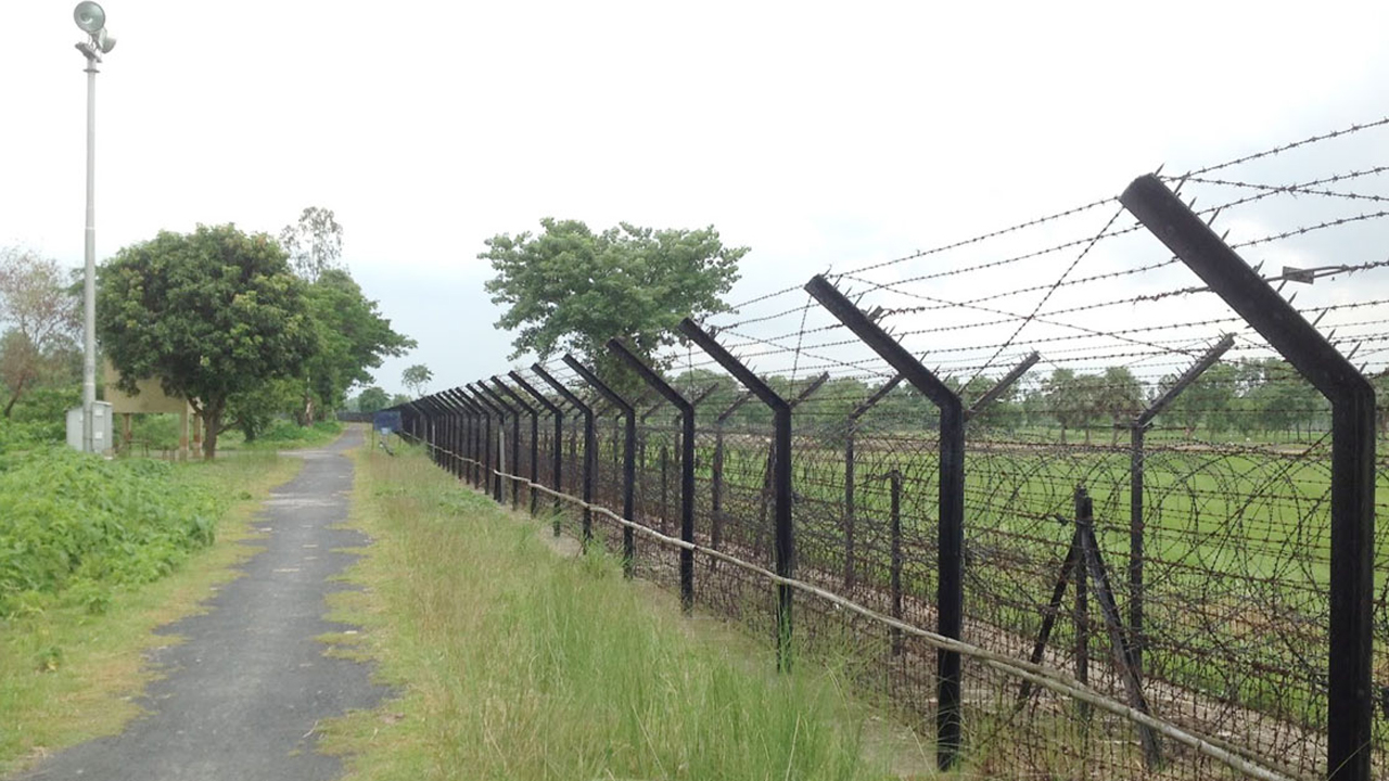 বাংলাদেশ সীমান্তে নতুন ডিজাইনের কাঁটাতারের বেড়া স্থাপন নিয়ে ভাবছে ভারত