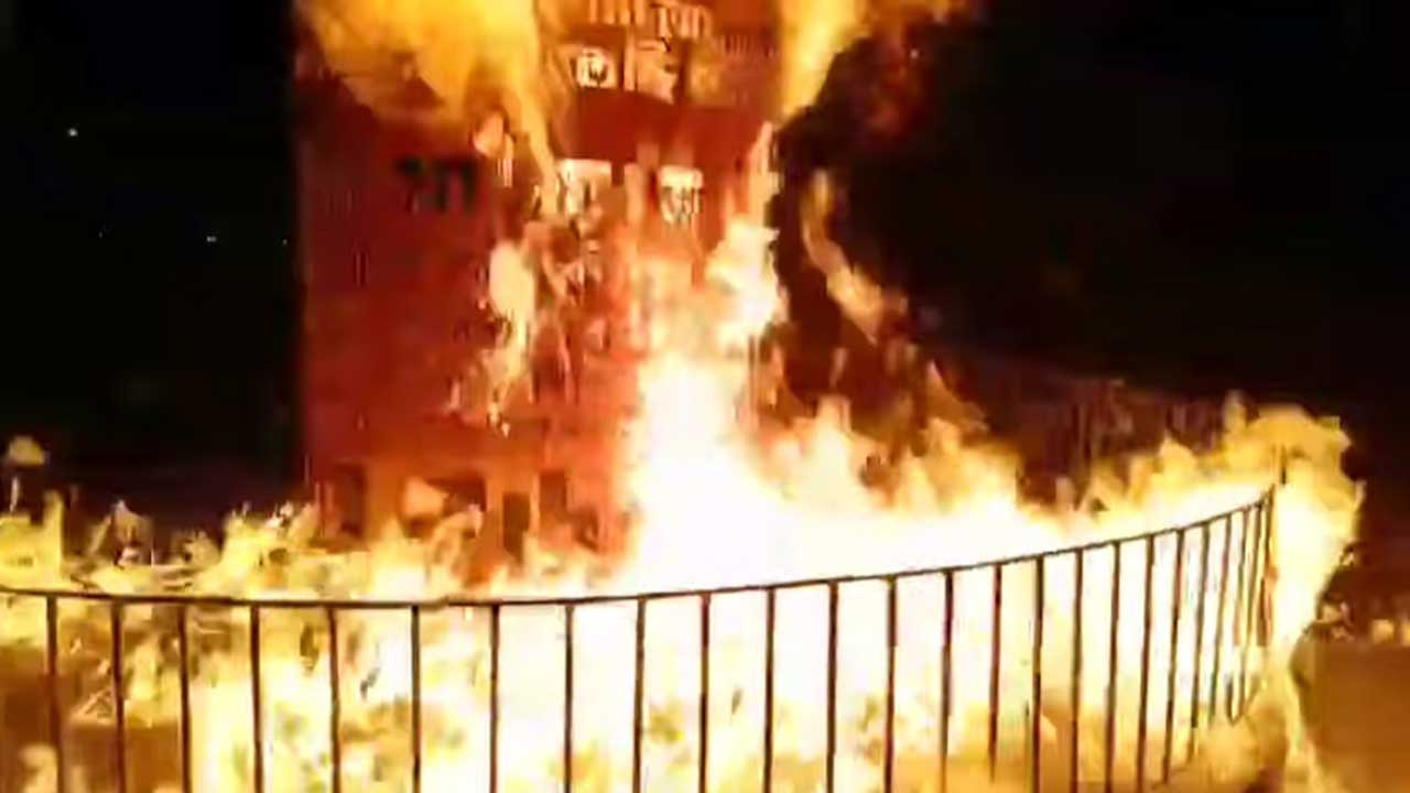 বরগুনায় জুলাই শহীদ স্মৃতিস্তম্ভে অগ্নিসংযোগ