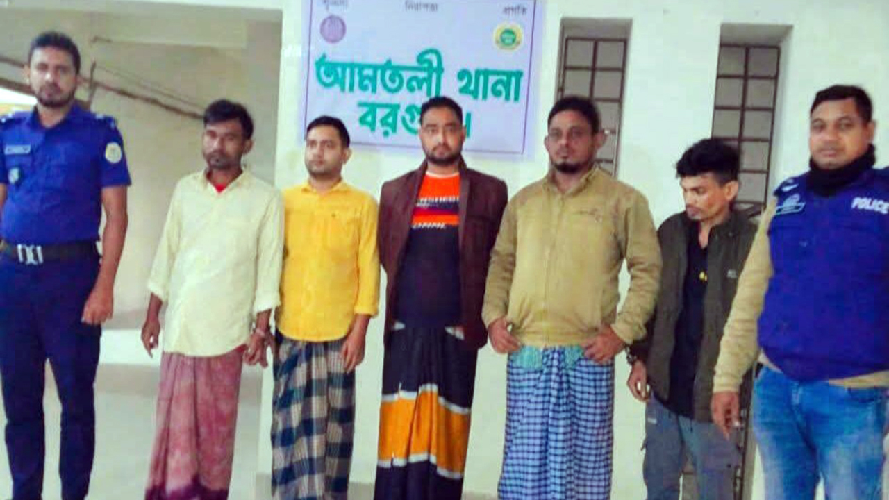 বরগুনায় বাসে অগ্নিসংযোগের ঘটনায় আ. লীগের ৫ নেতাকর্মী গ্রেপ্তার