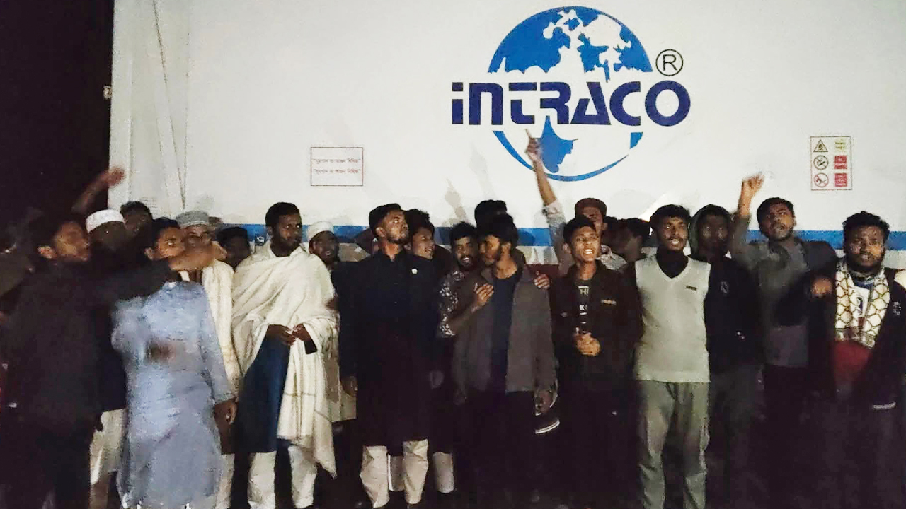 ইন্ট্রাকোর গ্যাসভর্তি কাভার্ডভ্যান আটক করল শিবির