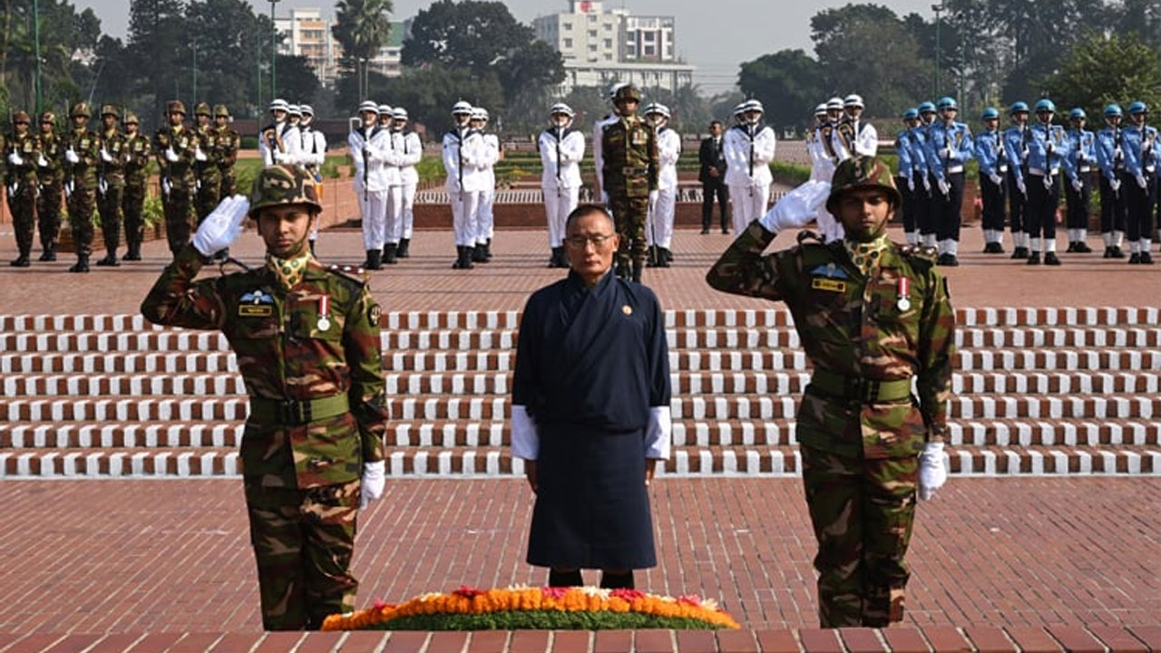 সাভারে জাতীয় স্মৃতিসৌধে শ্রদ্ধা নিবেদন করলেন ভুটানের প্রধানমন্ত্রী