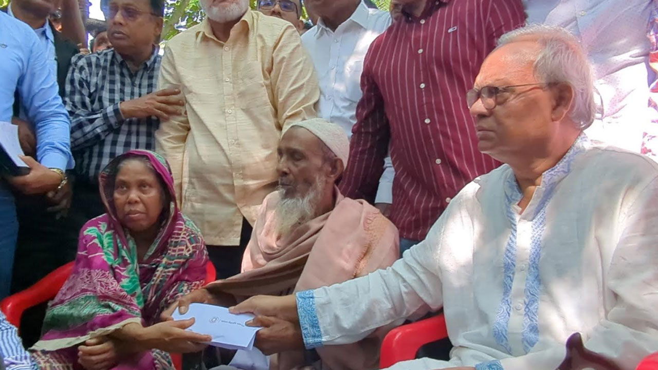 পটুয়াখালীতে অসহায় বৃদ্ধ দম্পতির বাড়িতে সহায়তা নিয়ে হাজির রিজভী