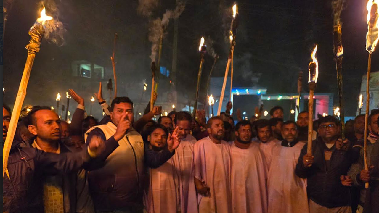 বিএনপির প্রার্থী পরিবর্তনের দাবিতে কাফনের কাপড় পরে মশাল মিছিল 